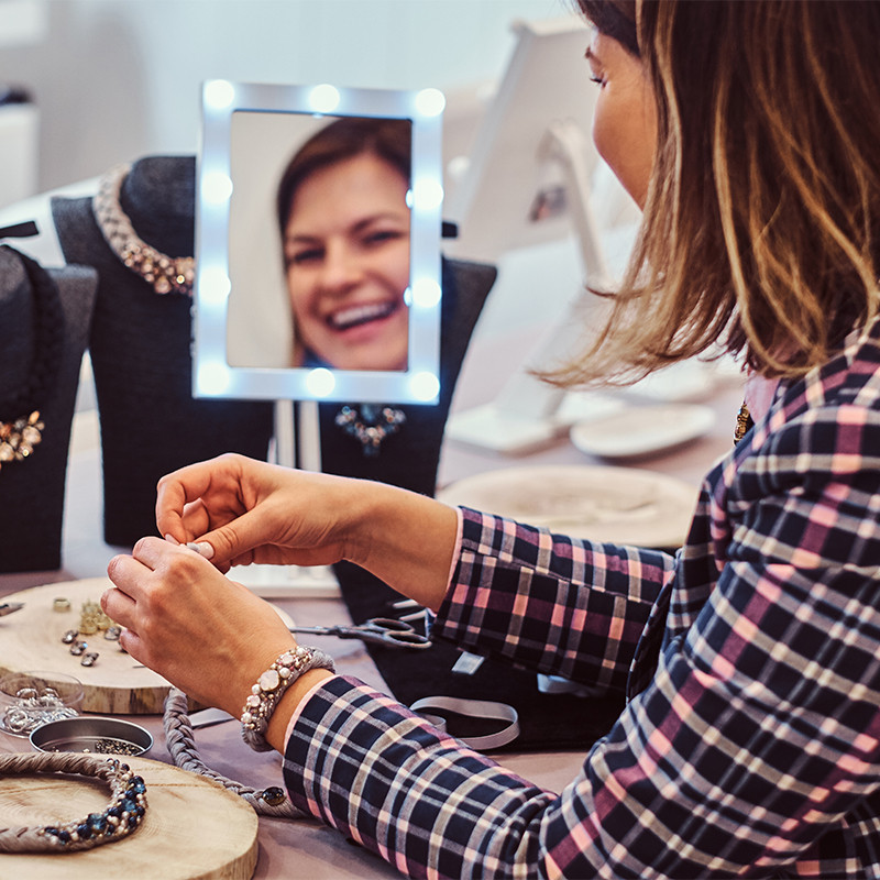 How to Choose Statement Accessories Without Overdoing It